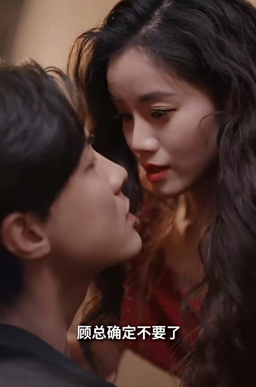 穿成恶毒女配每天被男主惦记第01集